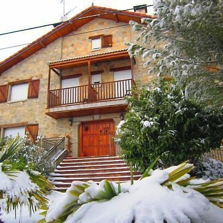 منزل الضيف Hoyos del Collado  في La Casona De Collado المظهر الخارجي الصورة