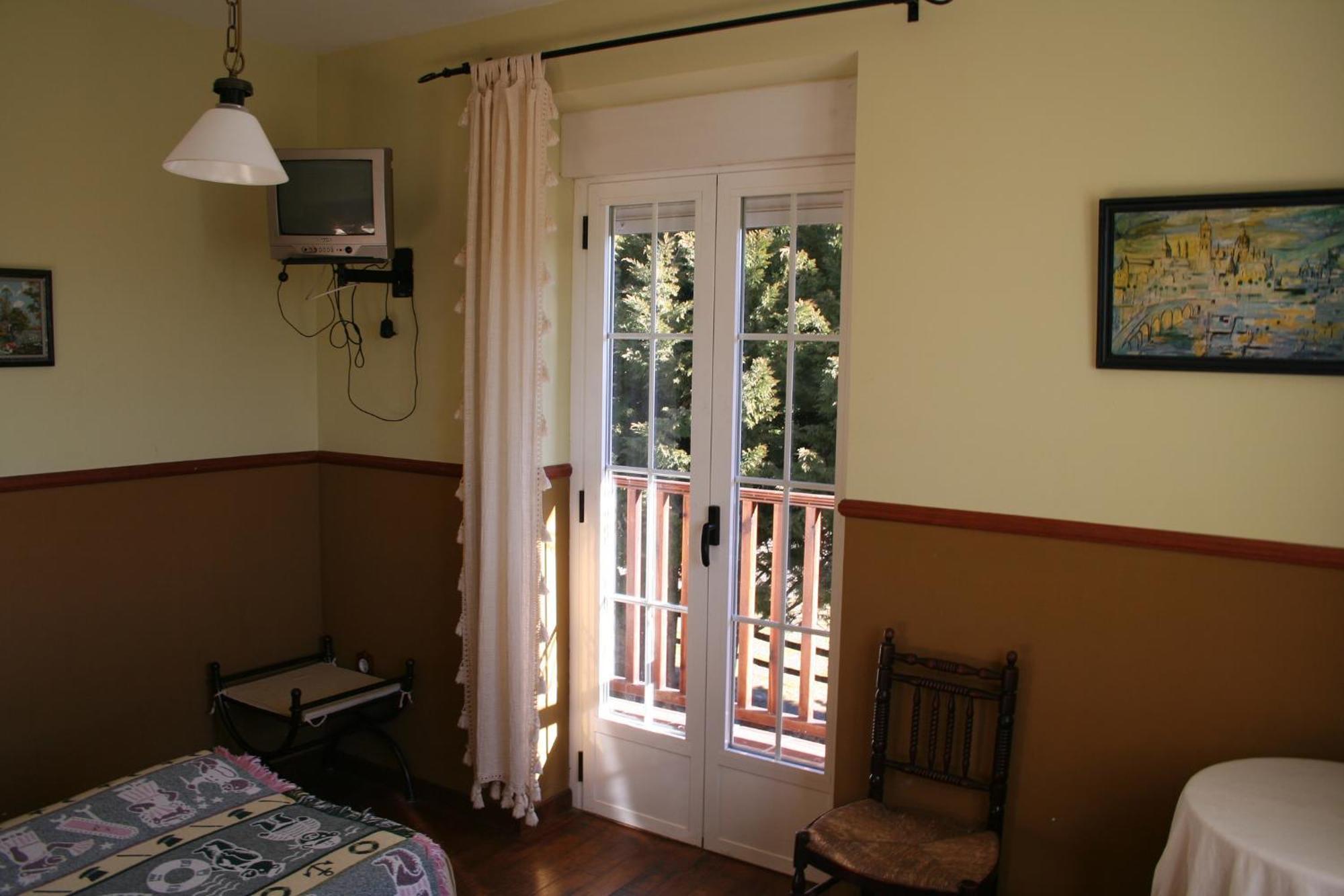 منزل الضيف Hoyos del Collado  في La Casona De Collado المظهر الخارجي الصورة